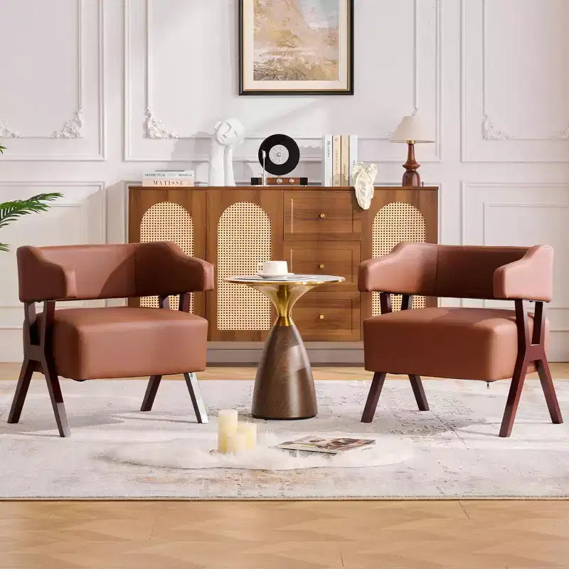 Silla decorativa tapizada de mediados de siglo con asiento revestido de cuero sintético