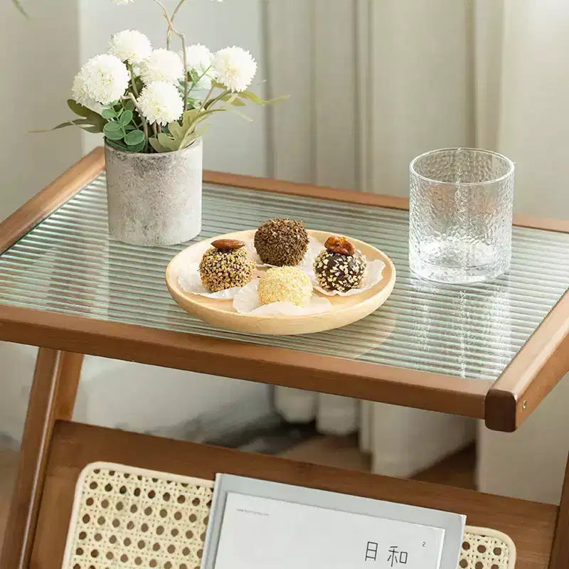 Table d’appoint bohème en bambou et rotin avec plateau en verre