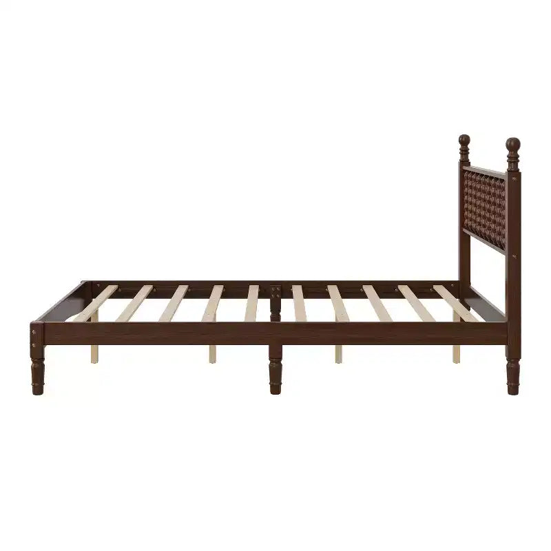 Cama de plataforma retro de madera con cabecera en forma de calabaza