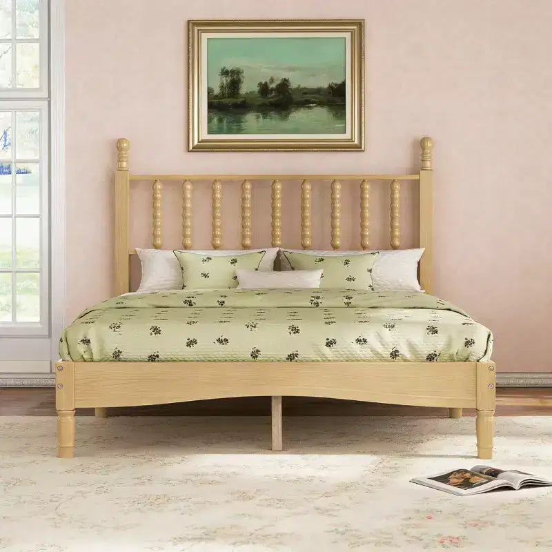 Cama de plataforma retro de madera con cabecera en forma de calabaza