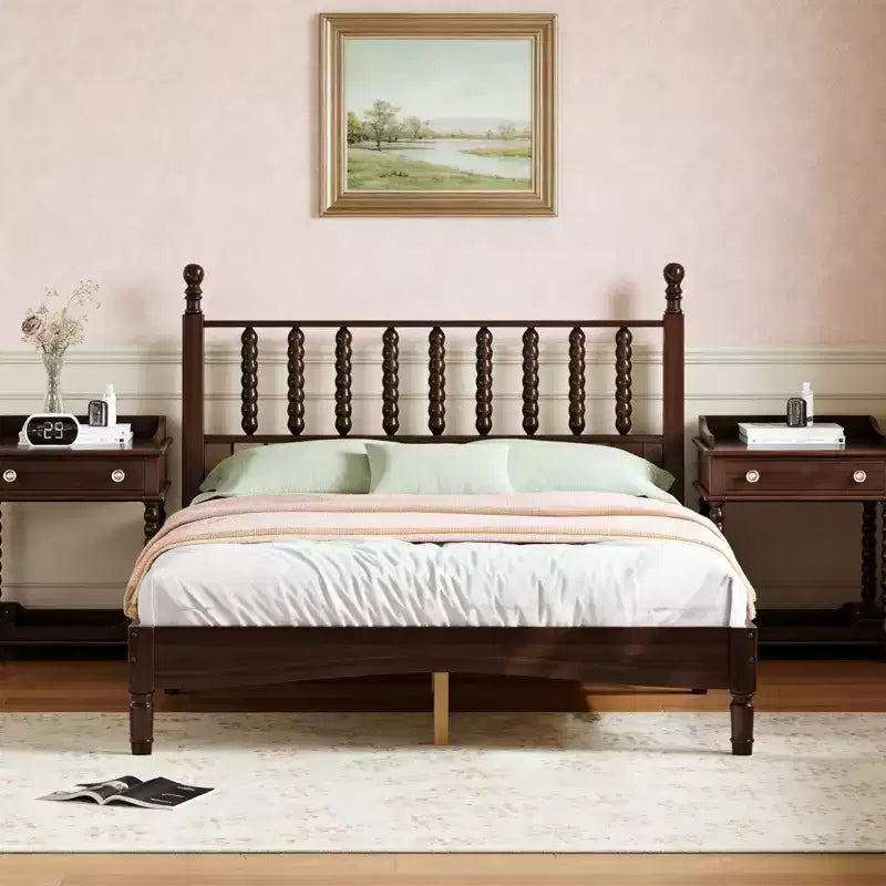 Cama de plataforma retro de madera con cabecera en forma de calabaza