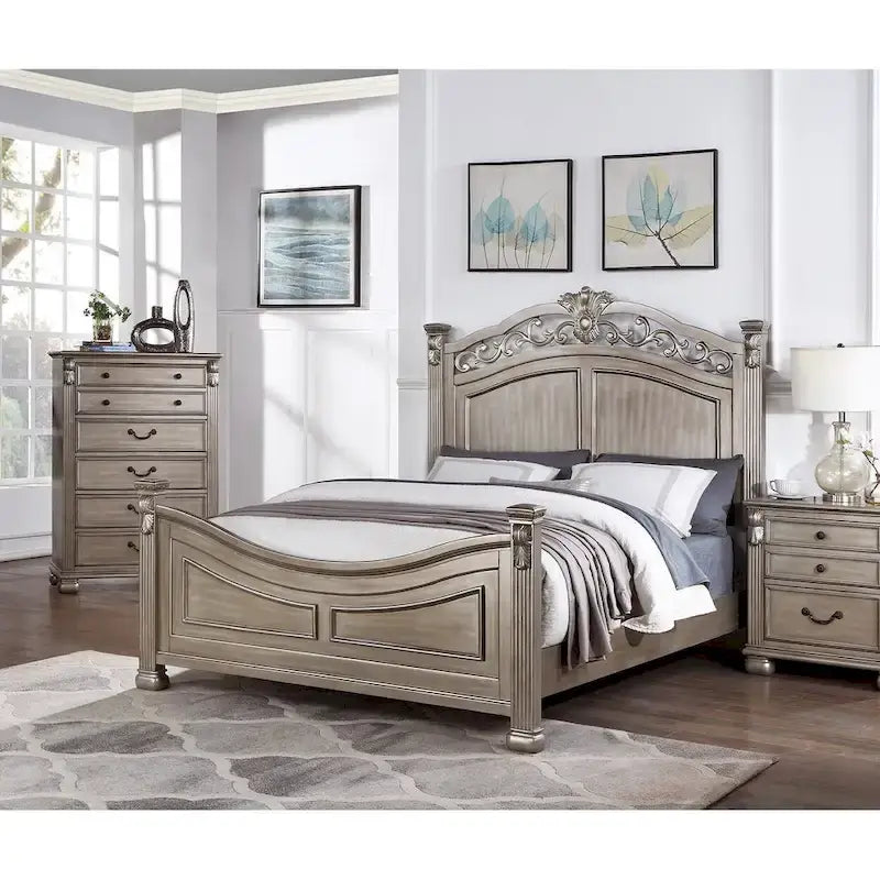 Lit d’une place argenté, de style traditionnel classique, avec tête et pied de lit au design unique
