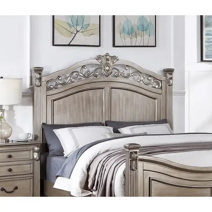 Lit d’une place argenté, de style traditionnel classique, avec tête et pied de lit au design unique
