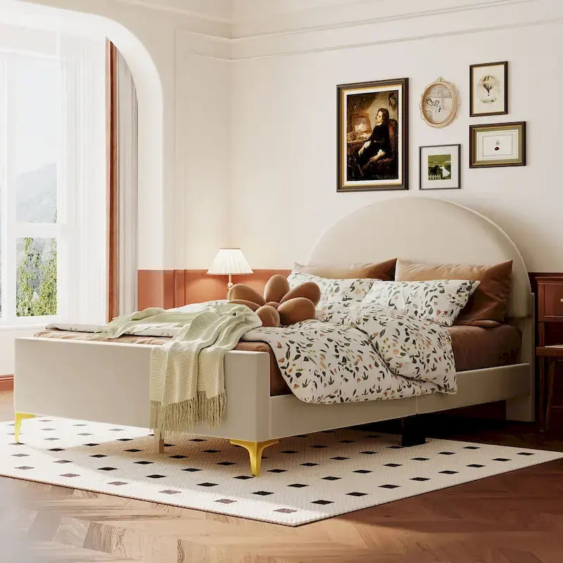 Gepolstertes Plattformbett mit klassischem halbrundem Kopfteil und Metallbeinen