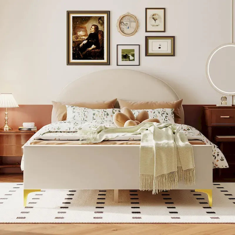 Gepolstertes Plattformbett mit klassischem halbrundem Kopfteil und Metallbeinen