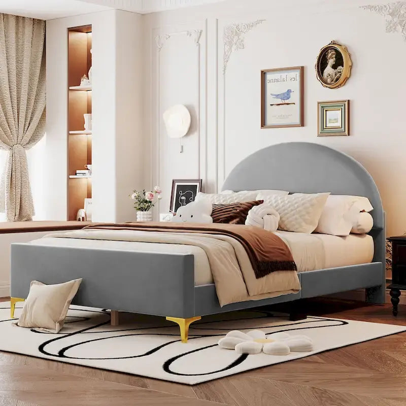 Gepolstertes Plattformbett mit klassischem halbrundem Kopfteil und Metallbeinen