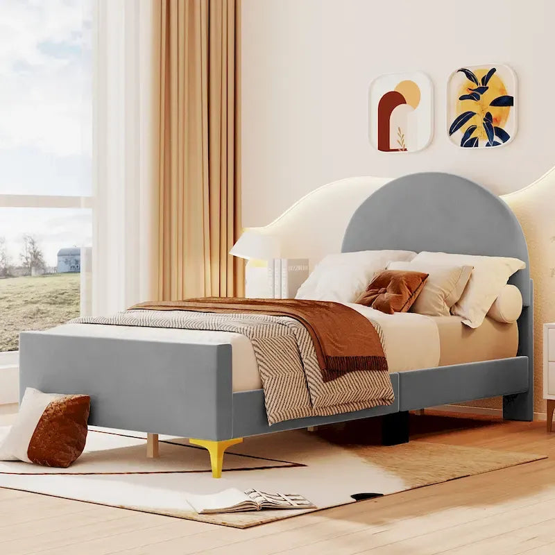 Gepolstertes Plattformbett mit klassischem halbrundem Kopfteil und Metallbeinen